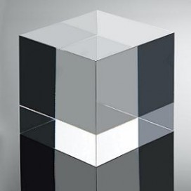 <strong>Polishied聚碳酸酯立方体> /strong><br /><p光学应用中聚碳酸酯清晰度的例子。注意，在这种情况下，pc是灰色相对紫色的色调，也可以提供</p>