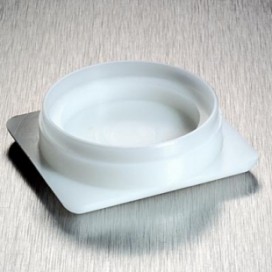 <强>HDPE机加工</强><br /><p>脚手架对医用植入物有松散的毛刺污染。适当选择切削工具、进给和速度可以消除大部分毛刺。二次清洗操作消除了绒毛